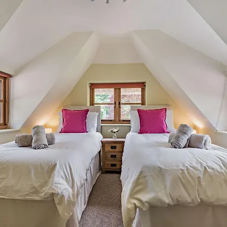 The Cottage, Beautiful New Forest 5 Bedroom Thatched Cottage Breamore Exterior photo