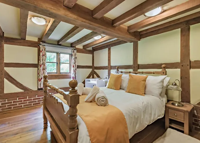 The Cottage, Beautiful New Forest 5 Bedroom Thatched Cottage