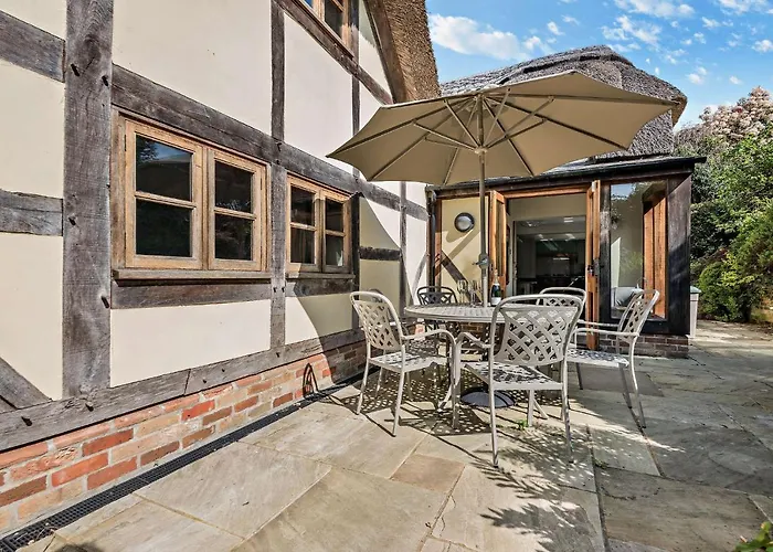 The Cottage, Beautiful New Forest 5 Bedroom Thatched Cottage