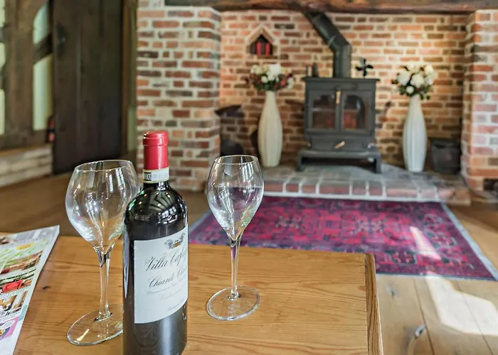 The Cottage, Beautiful New Forest 5 Bedroom Thatched Cottage