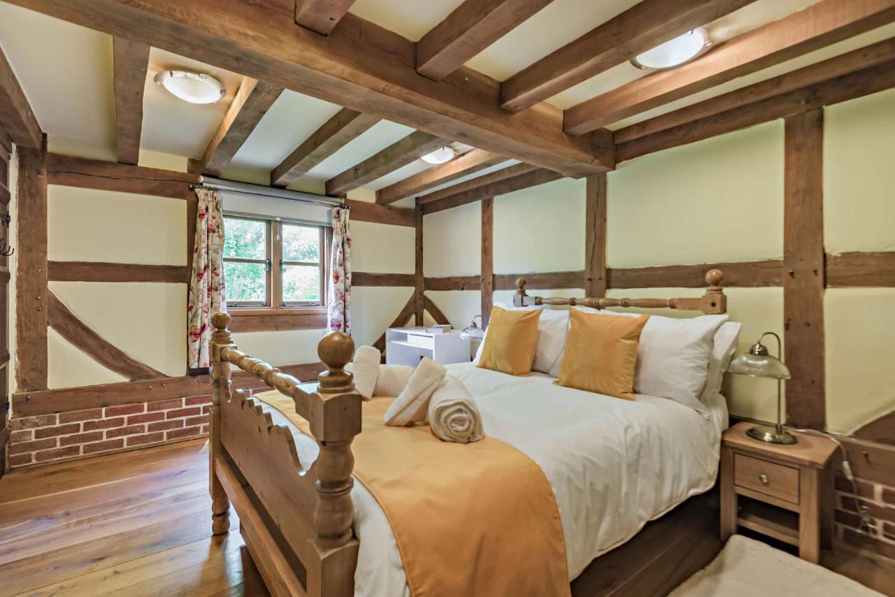 The Cottage, Beautiful New Forest 5 Bedroom Thatched