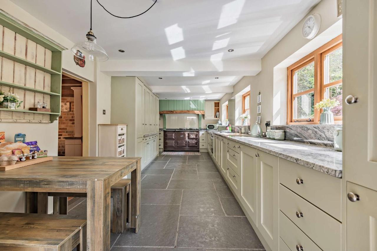 The Cottage, Beautiful New Forest 5 Bedroom Thatched Holiday home *