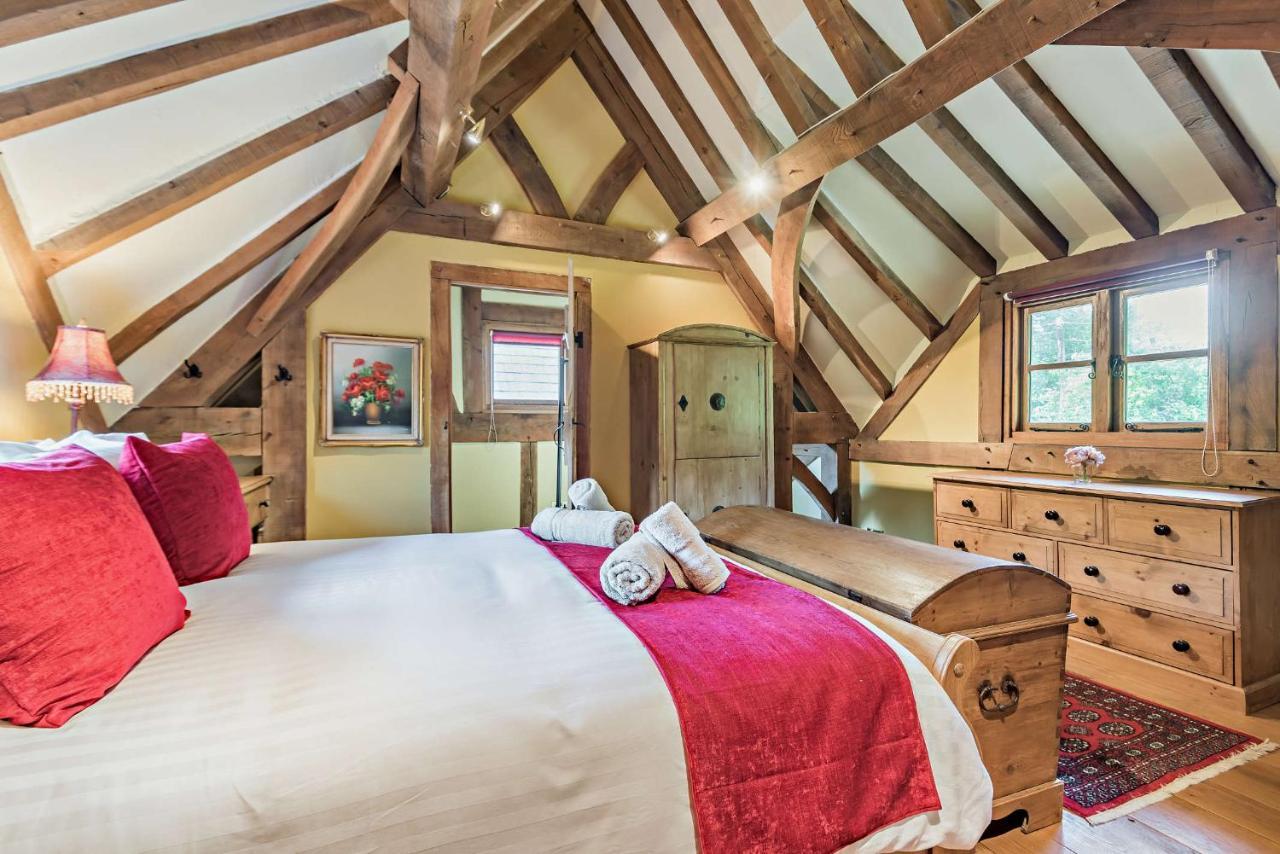 The Cottage, Beautiful New Forest 5 Bedroom Thatched